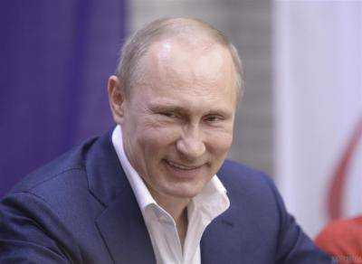 Российский оппозиционер высмеял Путина, кормящего лошадей "из старого ведра"