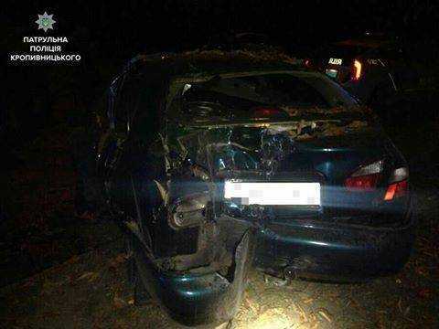 В Кропивницком водитель авто врезался в дерево, убегая от патрульных