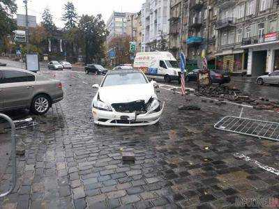 В Киеве в памятник Герою Небесной Сотни врезалось авто