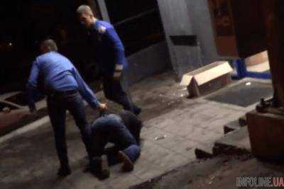 В Киеве охранники супермаркета жестоко избили покупателя. Видео