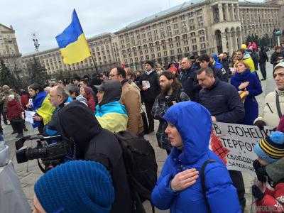 В Киеве почтили память защитников Украины минутой молчания на Софиевской площади