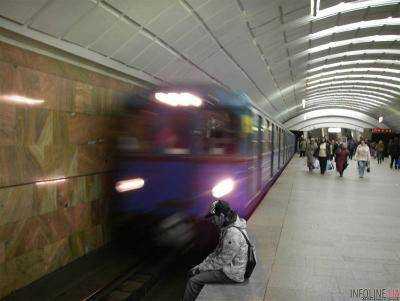 В Киевском метро  пассажир попал под поезд
