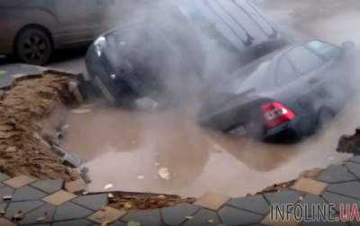 В Самаре два автомобиля сварились в яме с кипятком. Видео