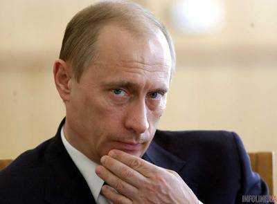 В Берлине немцы перед приездом В.Путина принесли к зданию Рейхстага окровавленных медвежат