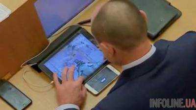 Депутат путинской партии играл сразу в две игры на заседании ГосДумы. Видео
