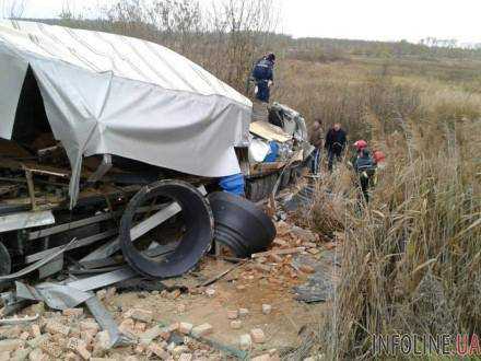 В Житомирской области грузовик слетел в кювет: водитель погиб