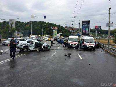 В Киеве шесть авто попали в масштабное ДТП возле моста Патона