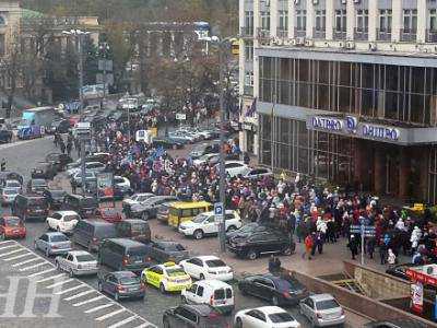 После попытки митингующих прорваться к входу возле ВР усилили охрану