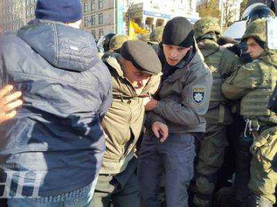 Участники акции в центре Киева устроили потасовку с правоохранителями