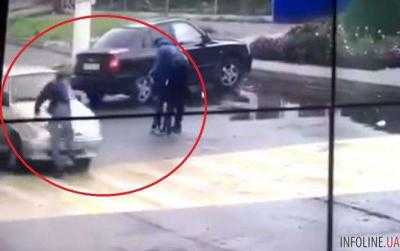 Разборки в Тихорецке: водитель дважды сбил автомобилем своих обидчиков. Видео
