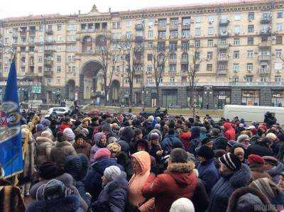 В центре Киева собралось около двух сотен человек