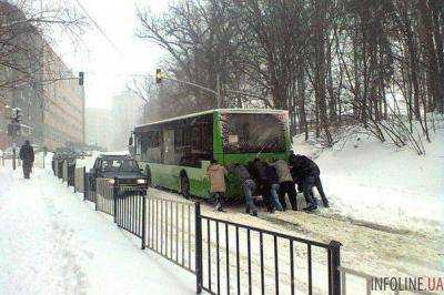 В результате непогоды в направлении 70 населенных пунктов затруднено движение