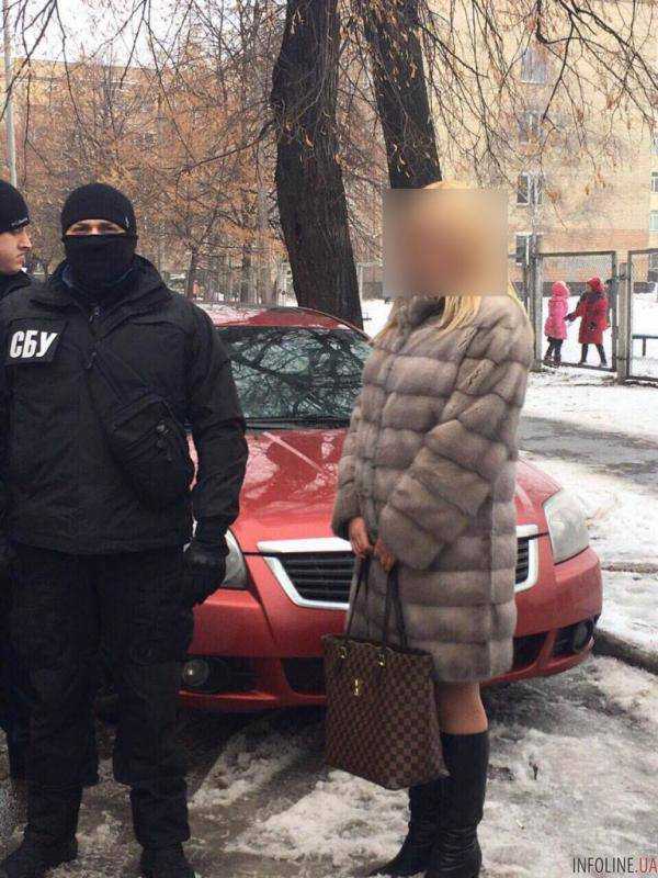 В Киеве следователя полиции задержали возле управления при получении взятки. Фото