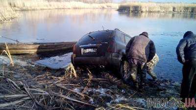 Из Днепра вытащили автомобиль с телами пропавших людей. Видео