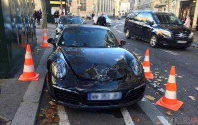 В центре Парижа полицейские взорвали Porsche оставленный на ночь в неположенном месте