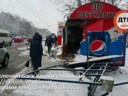 В Киеве фура снесла остановку общественного транспорта. Фото с места происшествия