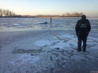 Провалившегося под лед в Днепре мужчину не нашли