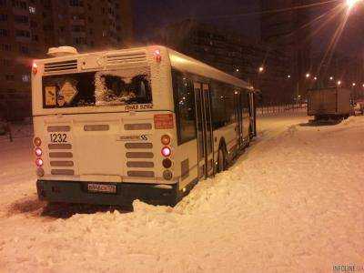 В Сумской области маршрутный автобус застрял в сугробе