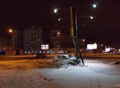 В Херсоне пьяный водитель врезался в билборд убегая от полицейских