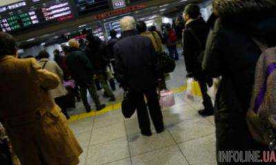 В Японии из-за сильных снегопадов отменили около 60 авиарейсов