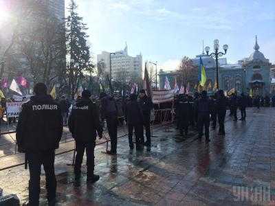 В Киеве активисты в сопровождении полиции двигаются на улицу Грушевского