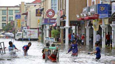 На юге Малайзии в результате наводнений эвакуировали около 10 тыс. человек