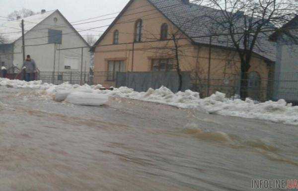 У селі Кольчин вулиця перетворилася на потужну ріку. Затоплено двори, гинуть тварини. Фото, вiдео