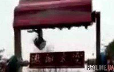 В Китае на аттракционе  погибла девочка.Видео