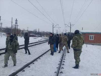 Участники блокады на Донбассе показали, как останавливают поезда