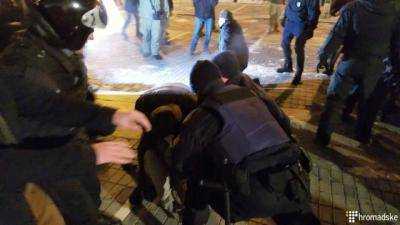 В Киеве возле АП начались потасовки между активистами и полицией, о пострадавших не сообщается