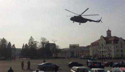 В Чернигове на центральной площади сел военный вертолет.Видео