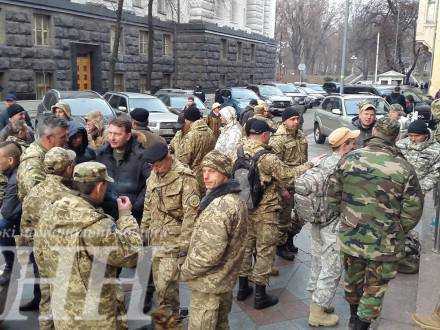 Активисты в камуфляже пришли к зданию, где заседает комитет ВР по нацбезопасности