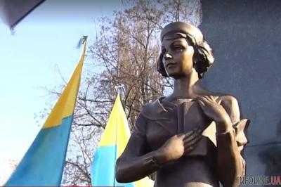 В Бабьем Яру облили краской памятник Елене Телиге