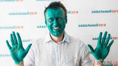 Российскому оппозиционеру А.Навальному плеснули в лицо зеленкой и обожгли глаз