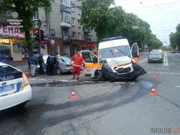 В Тернополе Мercedes столкнулся со скорой: пять пострадавших. Фото.Видео