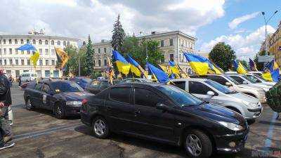 Участников автопробега к П.Порошенко под имением встретила усиленная охрана