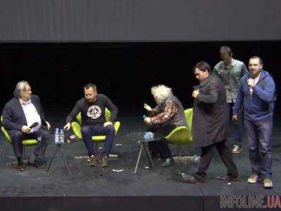 Веник под вискарем: знаменитого российского журналиста искупали в виски. Видео