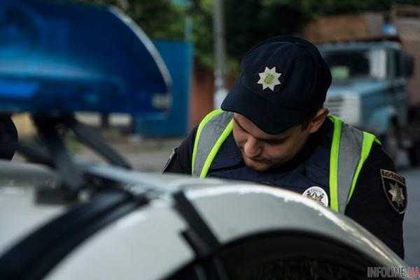 В Днепре водитель, управляя машиной с бутылкой виски в руках, разбил две машины патрульных. Фото, видео