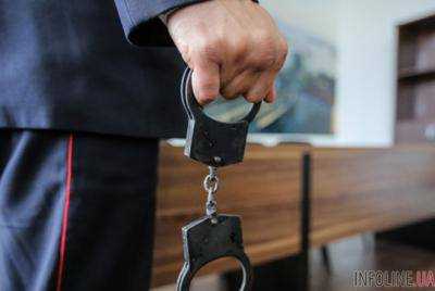 Подозреваемого в нападении на полицейского школьника отправили под домашний арест