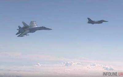 F-16 сблизился с самолетом Шойгу.Видео