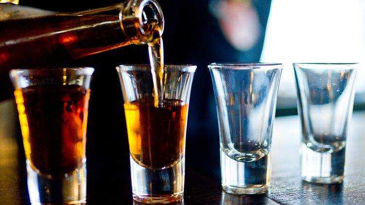 В ВОЗ рекомендуют ограничить продажу алкоголя на время карантина, потому что люди стали больше пить
