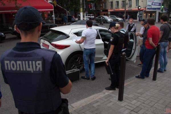 Стрельба в центре Днепра возле здания церкви: наркоман "танцевал" на Infiniti, в которой были женщина и годовалый ребенок.Видео