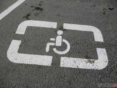 Порошенко подписал закон о повышении штрафов за парковку на местах для лиц с инвалидностью