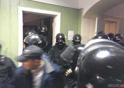 Били палками и топтали ногами: как полиция била активистов. Видео