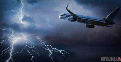 В Амстердаме пассажирский самолет ударило молнией