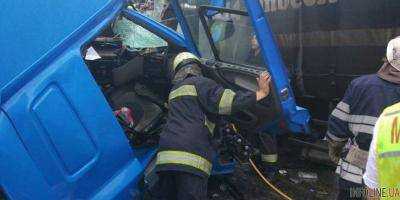 В Киеве столкнулись два грузовика