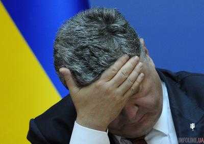 Под пиджаком Порошенко обнаружили неожиданного «помощника»