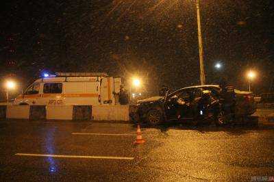 В Днепре Toyota Camry влетела в отбойник: водитель погиб, пассажирку увезла «скорая»