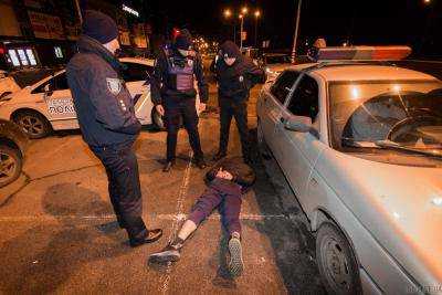В Днепре возле ТРЦ полиция задержала двух мужчин с оружием и наркотиками. Фото