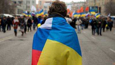 С украинским флагом на голове: знаменитый на весь мир россиянин «покорил» Киев.Видео